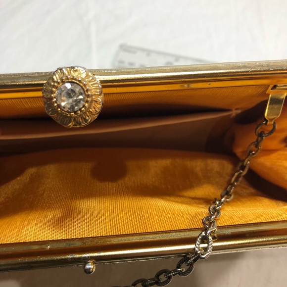 Vintage Metallic Gold Bag, with chain, small inside pocket, nice jewelry closure - Picture 10 of 12